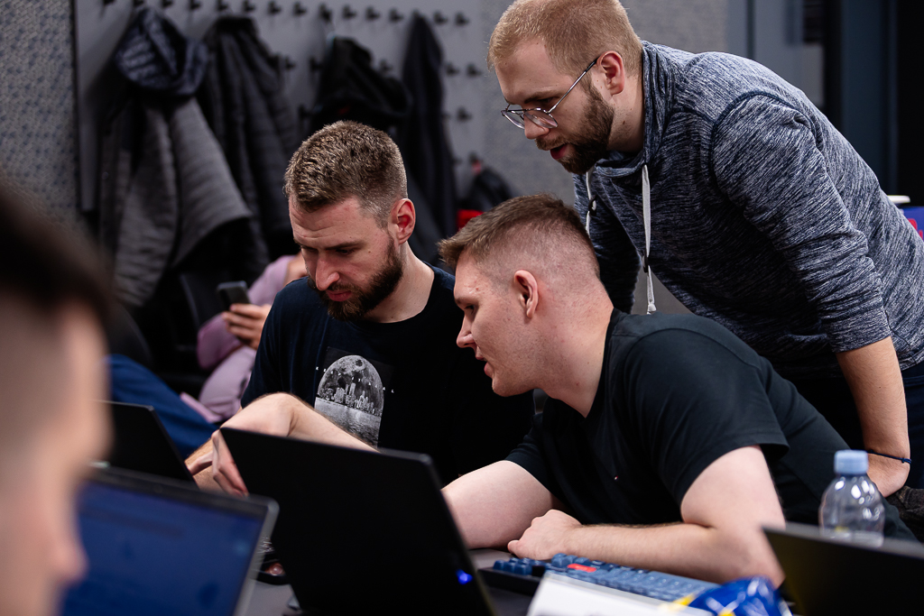 Hacking night 2025.10.17 small-2037